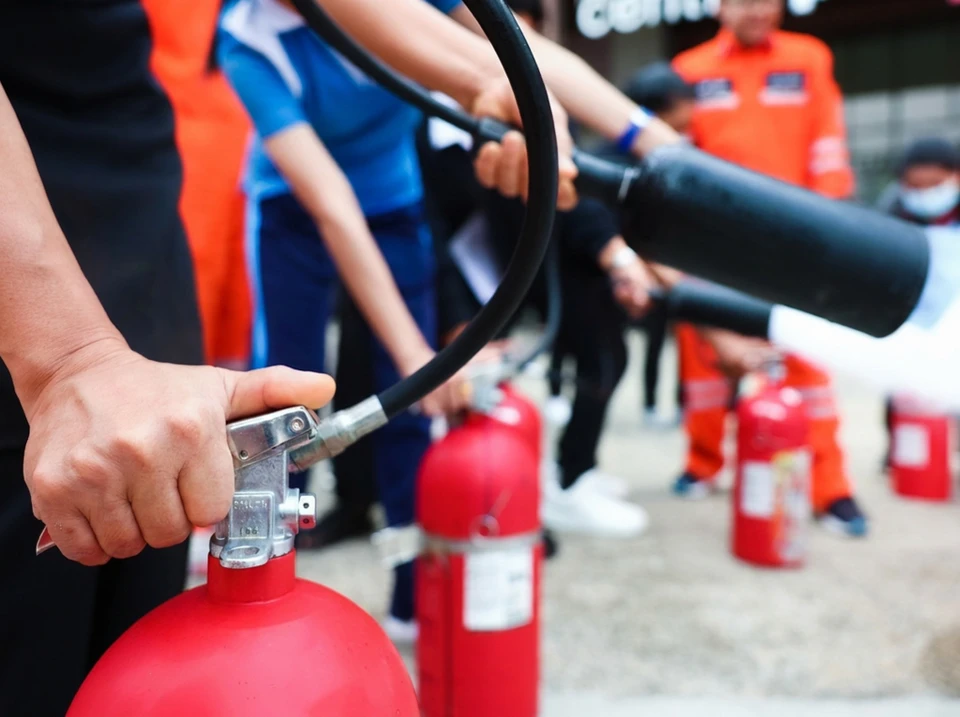Formation sécurité incendie en réalité virtuelle dans une salle de réunion moderne